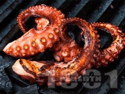 Задушени пипала от октопод с масло, чесън и бяло вино на тиган - снимка на рецептата